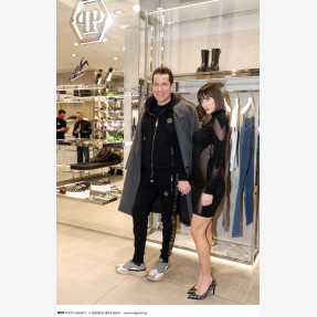 To viral instagram girl Marigona στο κατάστημα του Fashion Brand “Philipp Plein” στην Αθήνα!